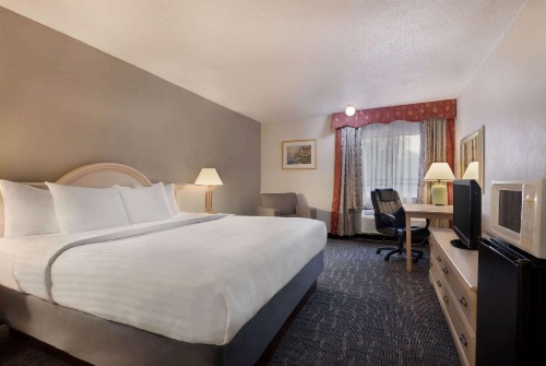 Baymont by Wyndham Des Moines North image 35